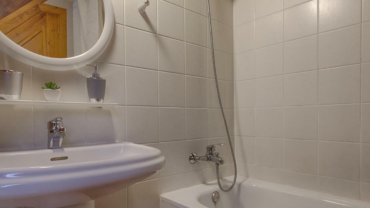 レスSaplan Real Estate Montludeアパートメント エクステリア 写真